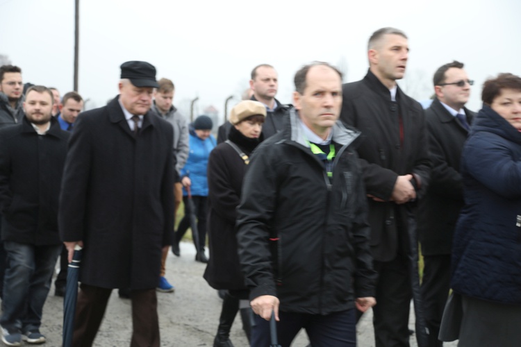 Z krzyżem przez były obóz zagłady Birkenau