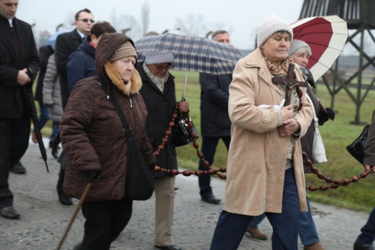 Z krzyżem przez były obóz zagłady Birkenau