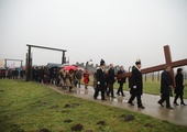 Z krzyżem przez były obóz zagłady Birkenau