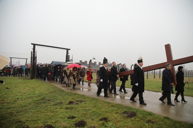 Z krzyżem przez były obóz zagłady Birkenau