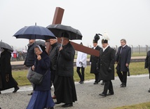 Z krzyżem przez były obóz zagłady Birkenau