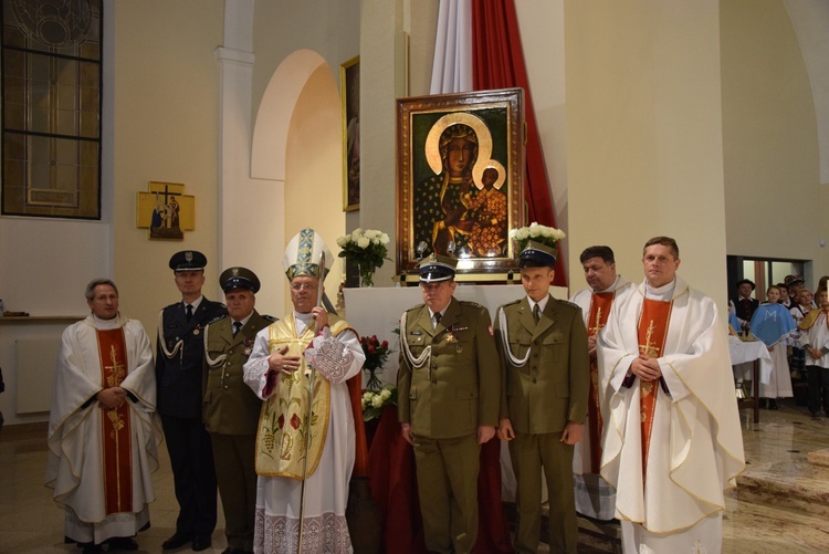 Powitanie ikony MB Częstochowskiej w parafii wojskowej w Skierniewicach