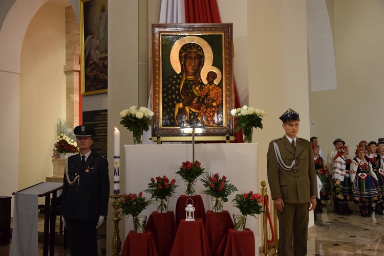 Powitanie ikony MB Częstochowskiej w parafii wojskowej w Skierniewicach