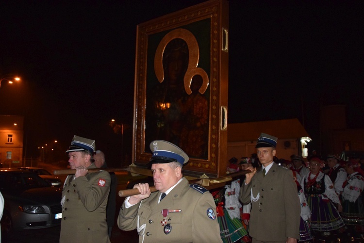 Powitanie ikony MB Częstochowskiej w parafii wojskowej w Skierniewicach