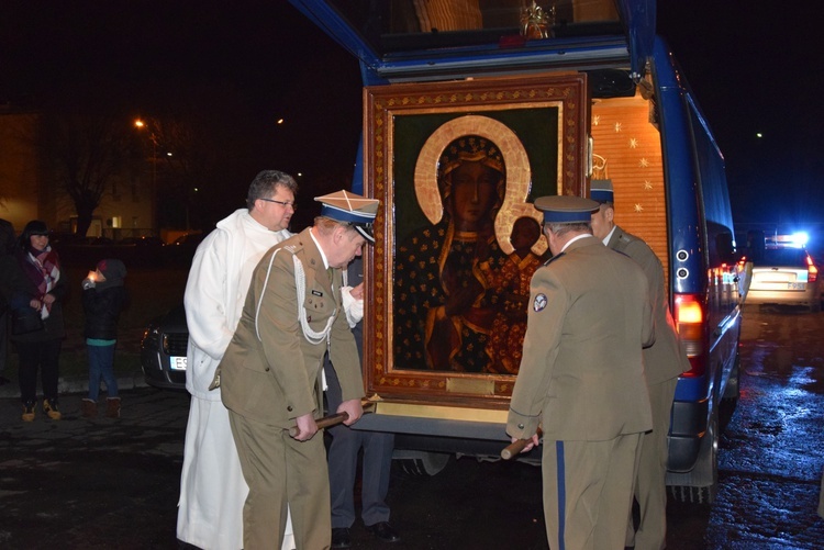 Powitanie ikony MB Częstochowskiej w parafii wojskowej w Skierniewicach