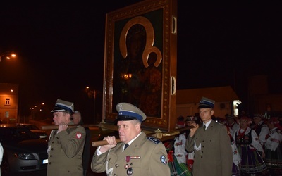 Panią Jasnogórską na ramionach do kościoła wnieśli żołnierze