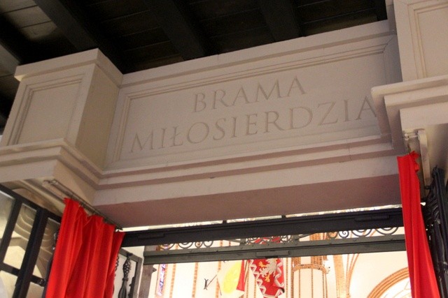 Brama miłosierdzia w bazylice archikatedralnej w Warszawie zostanie zaknięta 20 listopada