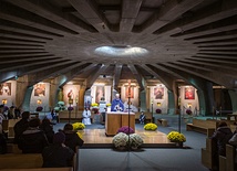 W dolnej kaplicy,  przy Panteonie Wielkich Polaków, trwa regularna modlitwa.
