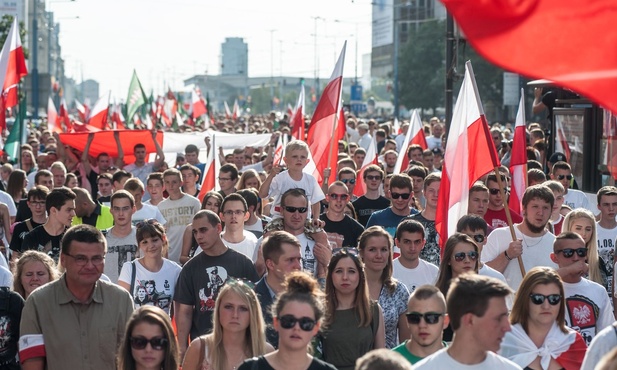 W marszach patriotycznych biorą udział zarówno dzieci, młodzież, jak i ich rodzice i dziadkowie