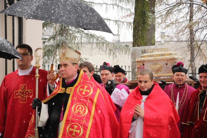 Procesja z relikwiami św. Wiktorii w Łowiczu