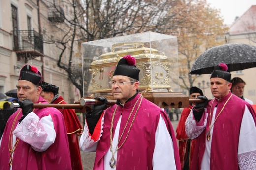 Procesja z relikwiami św. Wiktorii w Łowiczu