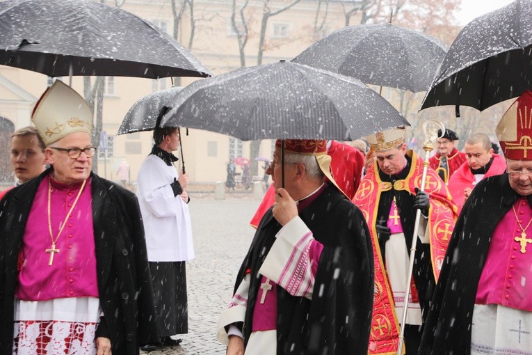 Procesja z relikwiami św. Wiktorii w Łowiczu