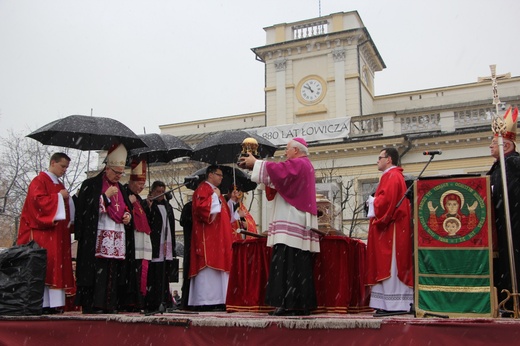 Procesja z relikwiami św. Wiktorii w Łowiczu