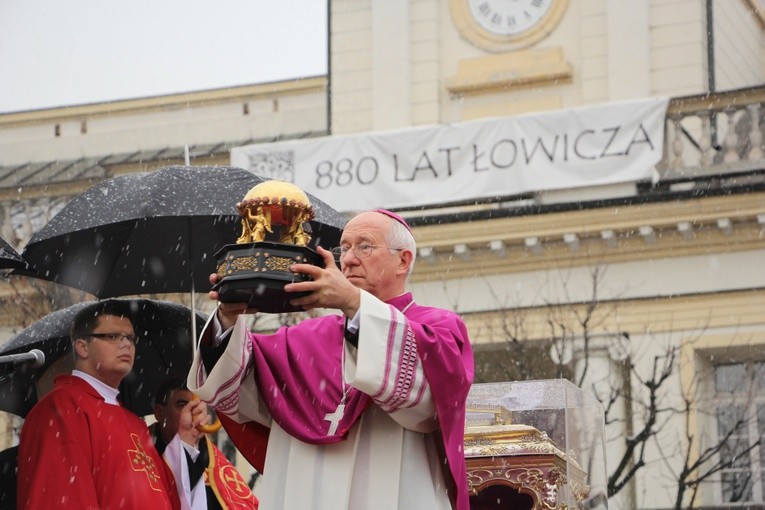 Procesja z relikwiami św. Wiktorii w Łowiczu