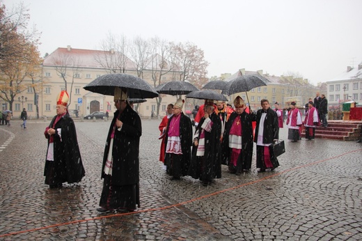 Procesja z relikwiami św. Wiktorii w Łowiczu