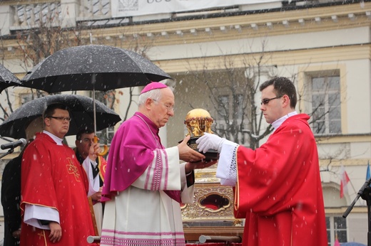 Procesja z relikwiami św. Wiktorii w Łowiczu