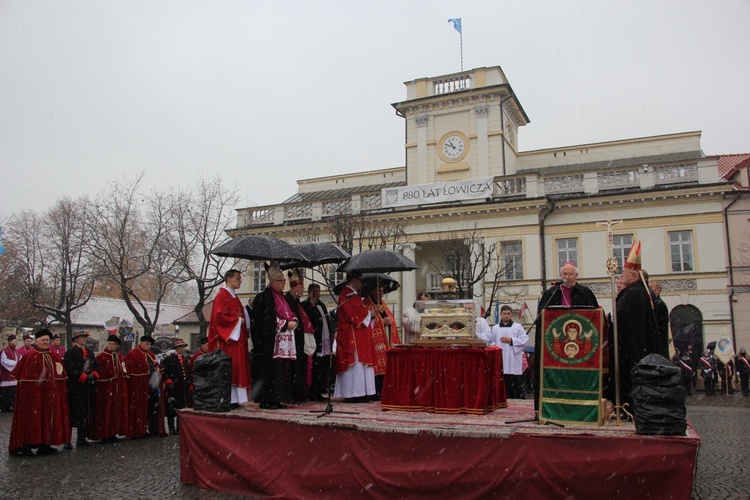 Procesja z relikwiami św. Wiktorii w Łowiczu