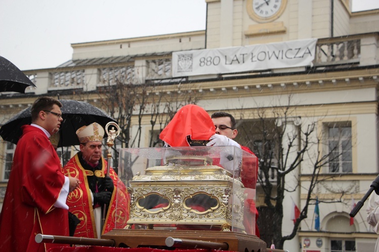 Procesja z relikwiami św. Wiktorii w Łowiczu