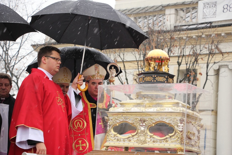 Procesja z relikwiami św. Wiktorii w Łowiczu