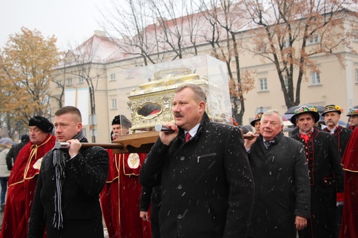 Procesja z relikwiami św. Wiktorii w Łowiczu