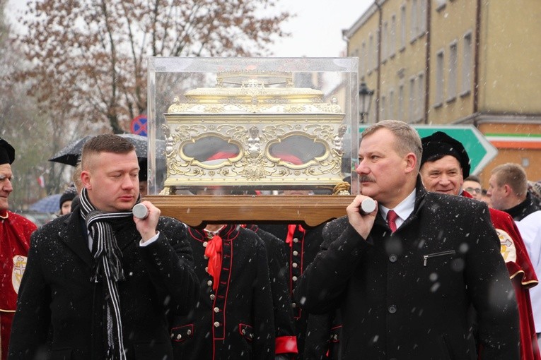 Procesja z relikwiami św. Wiktorii w Łowiczu