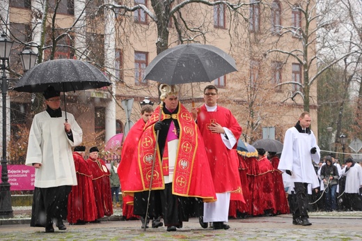 Procesja z relikwiami św. Wiktorii w Łowiczu