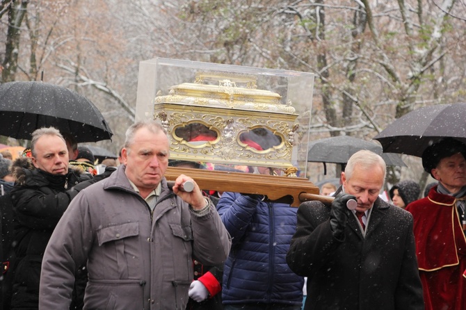 Procesja z relikwiami św. Wiktorii w Łowiczu