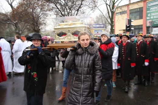 Procesja z relikwiami św. Wiktorii w Łowiczu