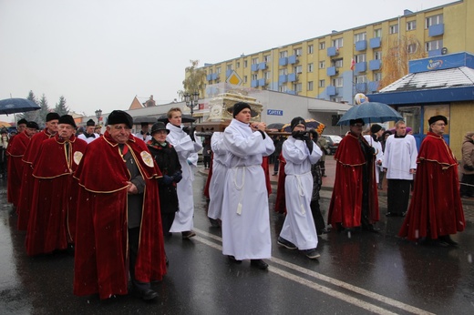 Procesja z relikwiami św. Wiktorii w Łowiczu