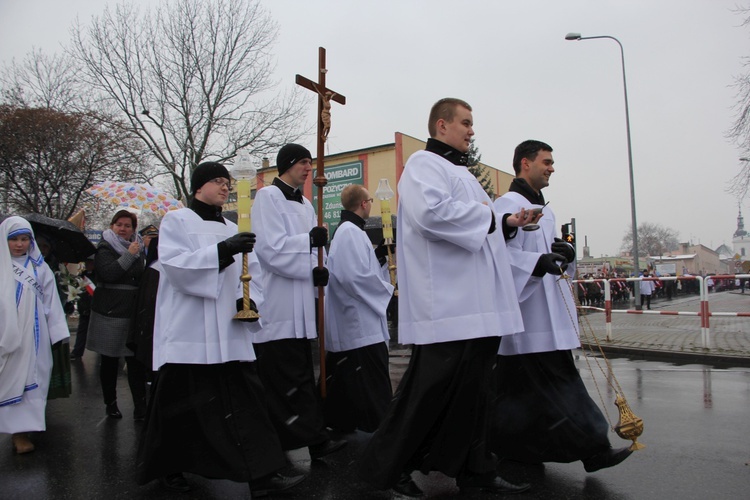 Procesja z relikwiami św. Wiktorii w Łowiczu