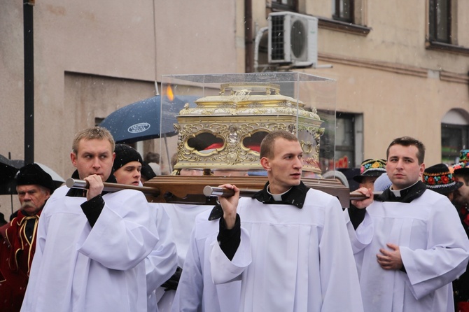 Procesja z relikwiami św. Wiktorii w Łowiczu