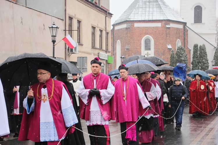 Procesja z relikwiami św. Wiktorii w Łowiczu