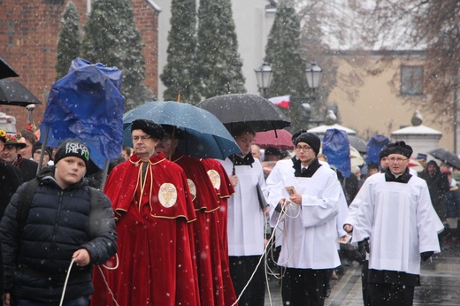 Procesja z relikwiami św. Wiktorii w Łowiczu