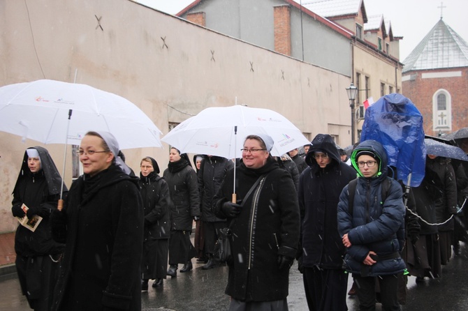 Procesja z relikwiami św. Wiktorii w Łowiczu