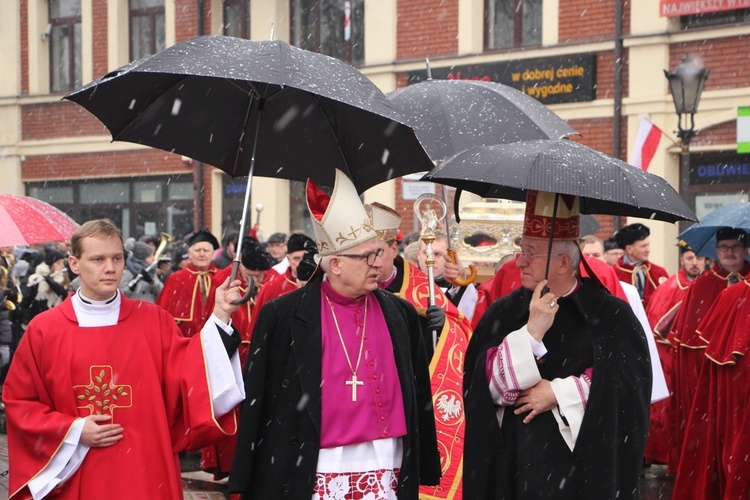 Procesja z relikwiami św. Wiktorii w Łowiczu