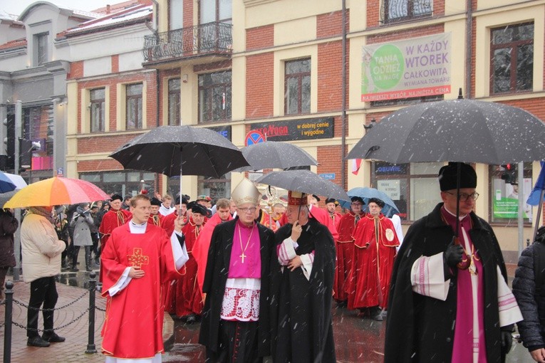 Procesja z relikwiami św. Wiktorii w Łowiczu