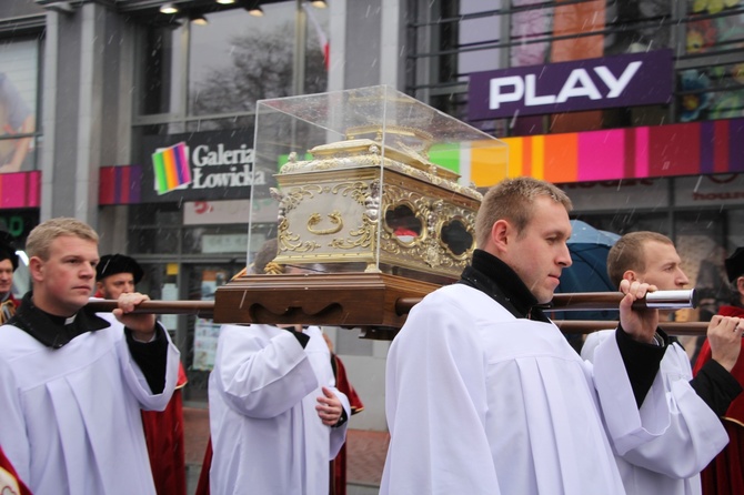 Procesja z relikwiami św. Wiktorii w Łowiczu