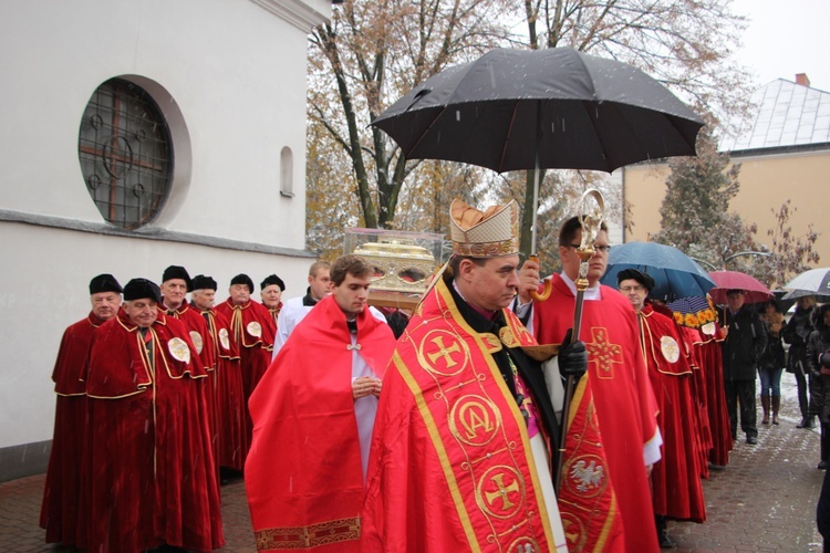 Procesja z relikwiami św. Wiktorii w Łowiczu