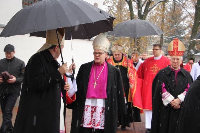 Procesja z relikwiami św. Wiktorii w Łowiczu