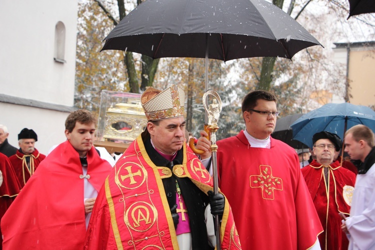 Procesja z relikwiami św. Wiktorii w Łowiczu