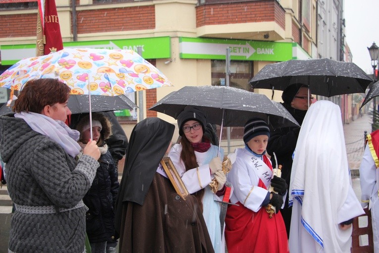 Procesja z relikwiami św. Wiktorii w Łowiczu