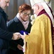 Biskup odbiera odznaczenie od władz województwa