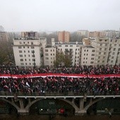 Pierwsze osoby z Marszu Niepodległości docierają na błonia stadionu PGE Narodowego