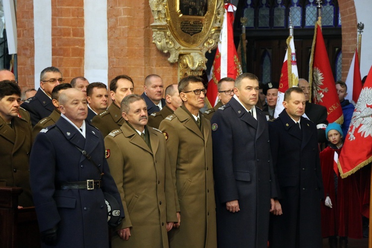 Dziękując przed ołtarzem za niepodległość