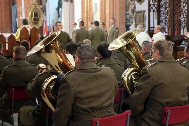 Dziękując przed ołtarzem za niepodległość