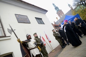 Tablicę przypominającą hołd pruski w Radomiu z 1489 r. poświęcił bp Henryk Tomasik