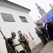 Tablicę przypominającą hołd pruski w Radomiu z 1489 r. poświęcił bp Henryk Tomasik