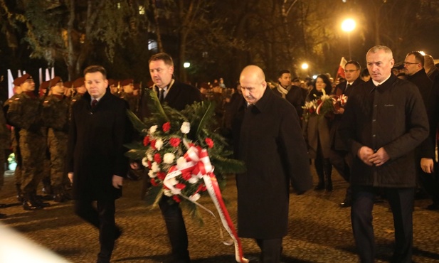 Kwiaty złożyła delegacja władz miejskich z prezydentem Jackiem Krywultem