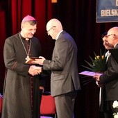 Prezes Akcji Katolickiej Andrzej Kamiński wręcza medal "Pro Consecratione Mundi" bp. Romanowi Pindlowi