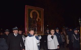 Ministranci niosą ikonę Matki Bożej do kościoła w Regnowie